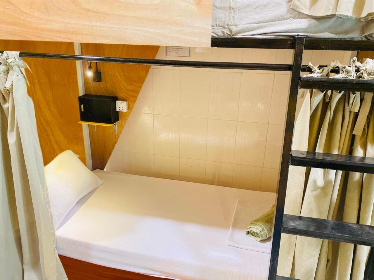 Social Backpacker Hostel & Rooftop Bar バッタンバン エクステリア 写真