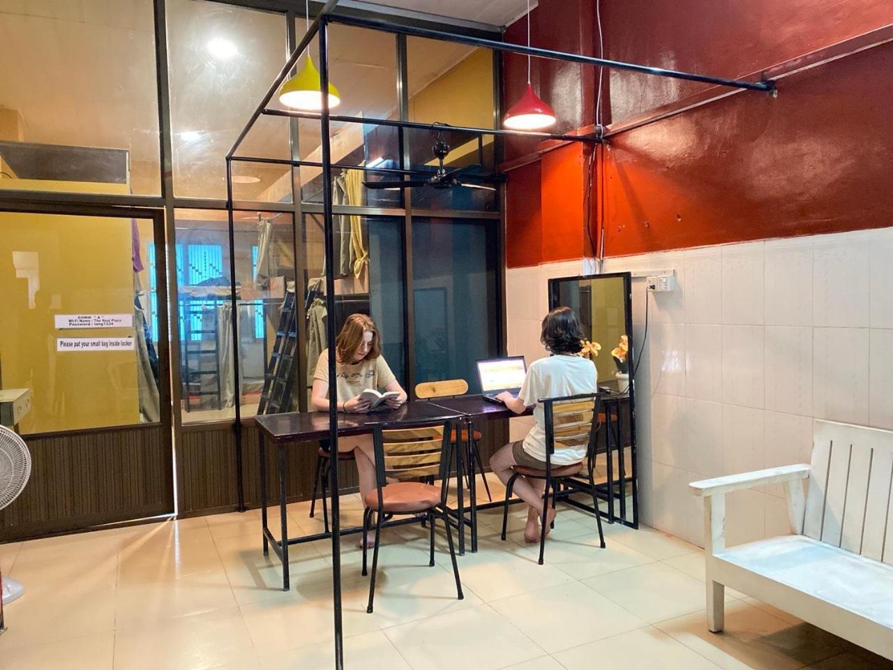 Social Backpacker Hostel & Rooftop Bar バッタンバン エクステリア 写真
