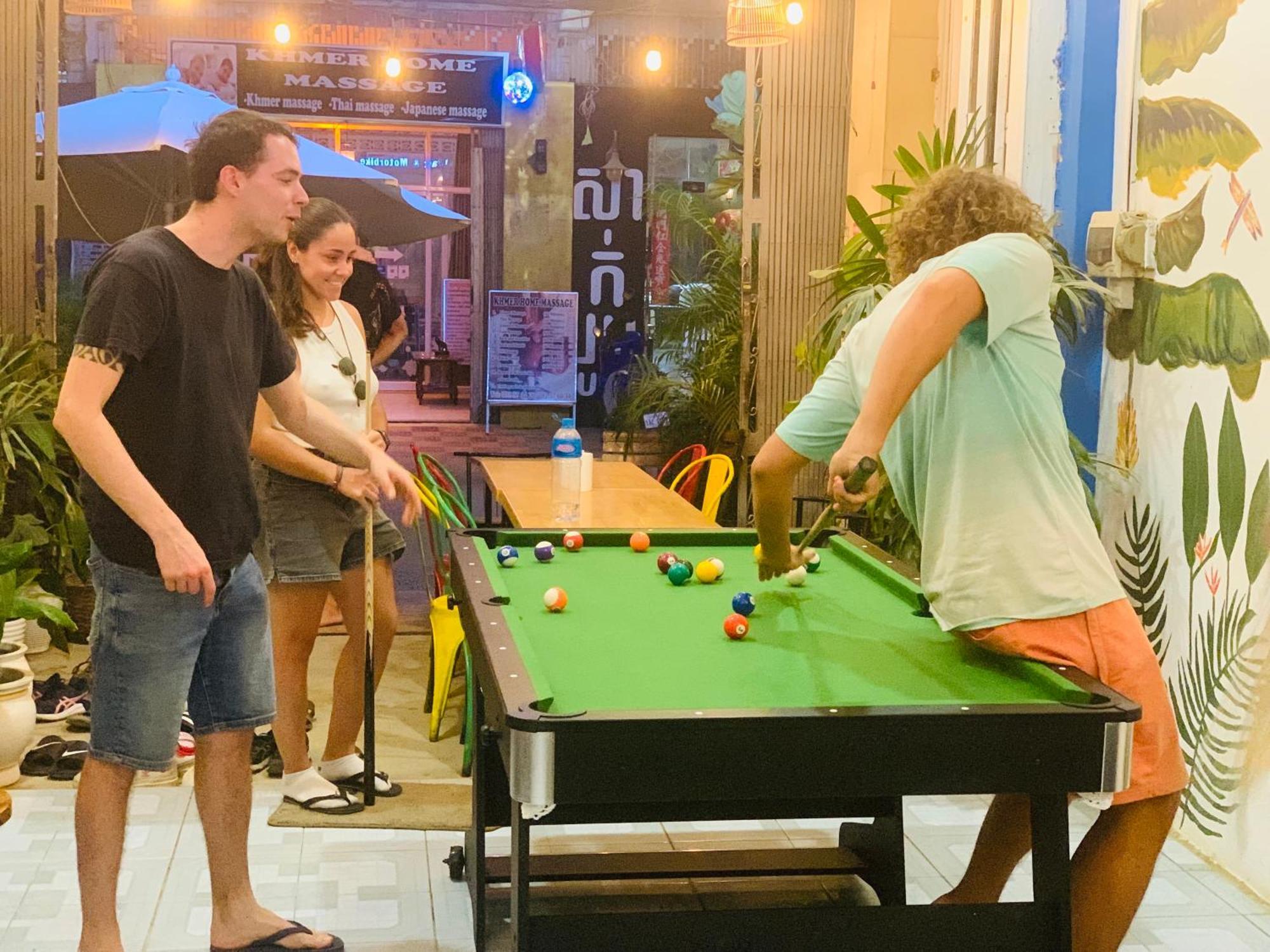 Social Backpacker Hostel & Rooftop Bar バッタンバン エクステリア 写真